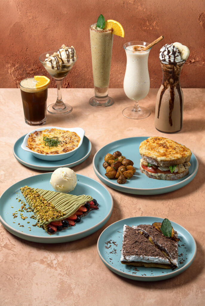 Mesa con variedad de platillos y bebidas de Bombón Crêpe: crepas de rellenito y pistacho, backed sandwich, lasaña boloñesa, affogato martini, frappé de nutella y más.